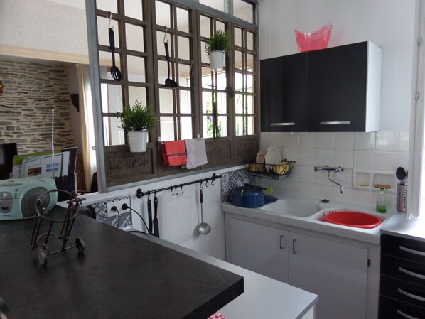 Réfrigérateur, micro-ondes, plaque de cuisson, cafetiÚre/bouilloire