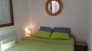 2 bedrooms, WiFi, bed sheets, wheelchair access