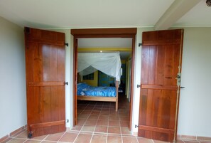 3 habitaciones, tabla de planchar con plancha y cuna de viaje