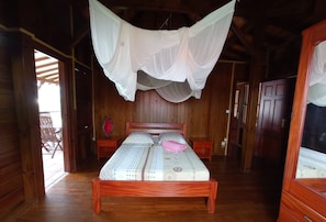 3 habitaciones, tabla de planchar con plancha y cuna de viaje