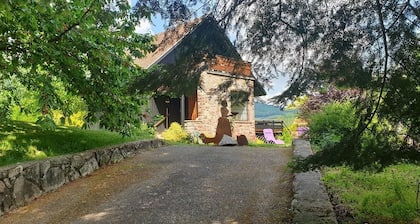 Charmantes Haus mit Nebengebäude in einer grünen Umgebung