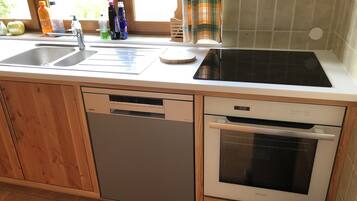 Frigorífico, microondas, horno y placa de cocina