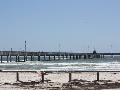 Great Location-1 Block From Beaches. 1st Floor. Complete bathroom remodel!