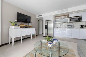 Réfrigérateur, four à micro-ondes, un four, surface de cuisson