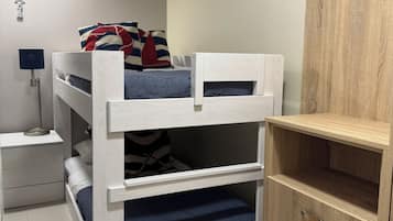 2 habitaciones, tabla de planchar con plancha, wifi y ropa de cama