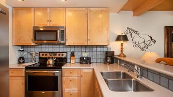 冰箱、微波炉、烤箱、炉灶