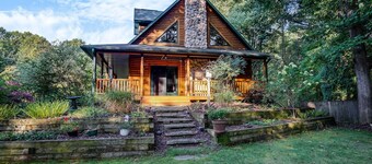 Dream Vacation Home on 2 acres w/hot tub - Close to beaches & wineries