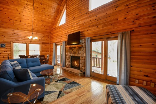 Dream Vacation Home on 2 acres w/hot tub - Close to beaches & wineries