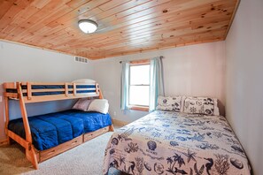 4 bedrooms, iron/ironing board, free WiFi, bed sheets - Dream Vacation Home on 2 acres w/hot tub - Close to beaches & wineries (Stevensville)
