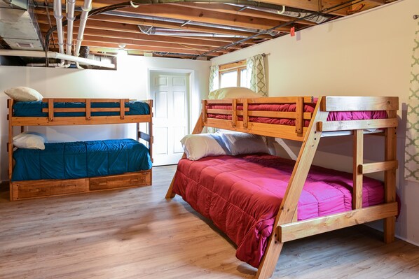 4 bedrooms, iron/ironing board, free WiFi, bed sheets