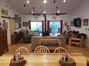 Älytelevisio, takka, DVD-soitin, kirjoja