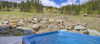 Unforgettable All Season Retreat • True Ski In/Out• Sleeps  10 Adults (14 total)