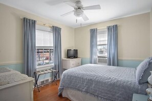 1 bedroom, iron/ironing board, free WiFi, bed sheets - Point Cottage In Newport. Pet Friendly.. Walk To Water.  Book Early & Save. (Newport)