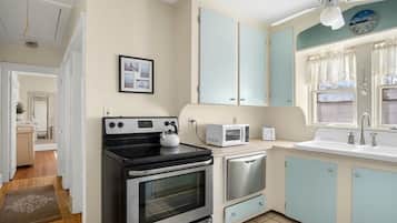 Een koelkast, een microgolfoven, een oven, een kookplaat