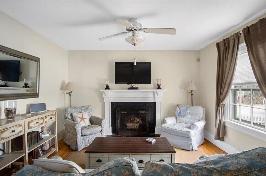 TV, fireplace, DVD player, books