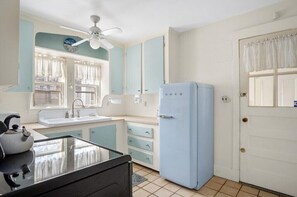 Combined shower/bathtub, towels, soap, toilet paper - Point Cottage In Newport. Pet Friendly.. Walk To Water.  Book Early & Save. (Newport)