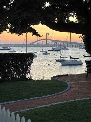 Point Cottage In Newport, Pet Friendly, Walk To Water. Book Early & Save