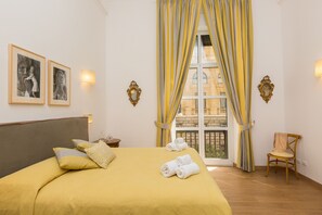 3 chambres, bureau, fer et planche à repasser, lit de bébé portatif