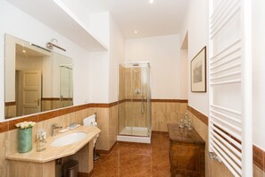 Shower, hair dryer, bidet, towels - Prestigious Apartment at Via Barberini (Roma)