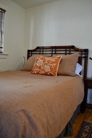 2 quartos, cofres nos quartos, escrivaninha