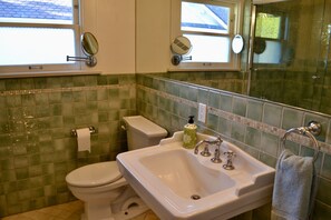 Chuveiro/banheira combinados, secador de cabelo, toalhas de banho 