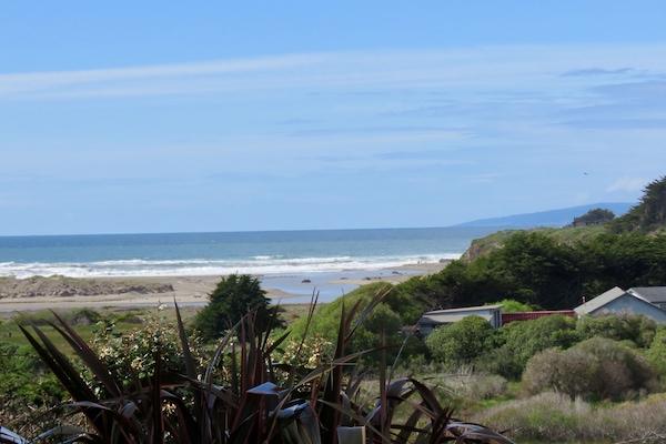 Plage à proximité, chaises longues, serviettes de plage
