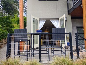 Terrace/patio - Prime Location!  Park your car.  Walk and bike everywhere! (Hood River)