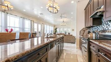 Kylskåp, mikrovågsugn, ugn och spishäll