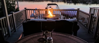 Ylellinen itään päin oleva avoveden vesiliukumäki, uima-allas, kansi, lähellä Yacht Club & Resortia