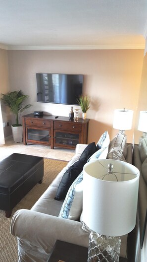 Smart TV, DVD player, stereo - 🌞Luxury East Facing Waterfront, Deck, Fishing, Near Yacht Club & Resort⛱ (Horseshoe Bay)