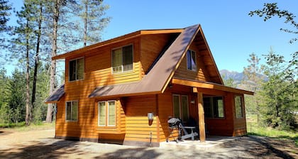 ¡El recién construido Mazama Mountain Hideaway está esperando ser su campamento base para divertirse!
