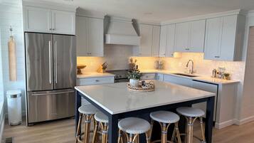 冰箱、微波炉、烤箱、炉灶