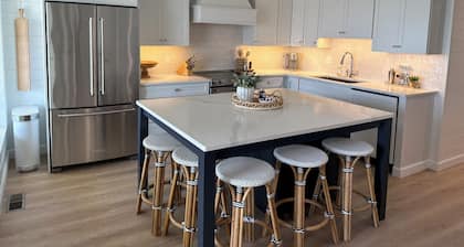 Encantadora casa de 3 dormitorios y 2 baños completos recientemente renovada en Burt Lake