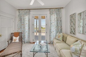 Smart TV, fireplace, DVD player - Luxury Oceanfront Home with Pool and Guest House (Saint Simons Island)