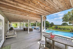 屋外ダイニングエリア