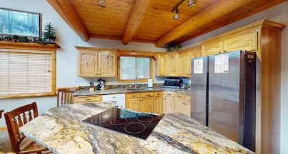 Huckleberry Inn * Wifi, Satellite Tv, Hot Tub, 22 Miles to Yellowstone, Close to ATV Trails