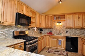 Fridge, microwave, oven, stovetop - Eagle's Ridge Lodge- 7 MIN WALK TO PEAK 9 & DOWNTOWN (Breckenridge)