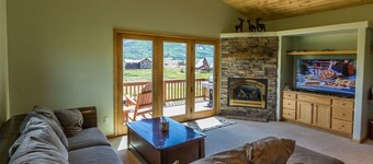 Family Friendly - On Ten Acres 3 Miles to Town - Stunning Views and Country Feel