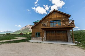 Exterior - Family Friendly - On Ten Acres 3 Miles to Town - Stunning Views and Country Feel (Crested Butte)