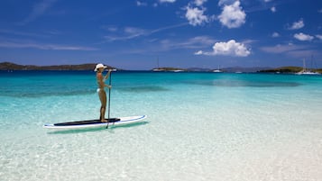 En la playa, camastros y toallas de playa