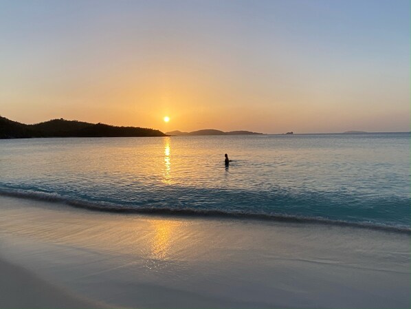 Na praia, espreguiçadeiras, toalhas de praia