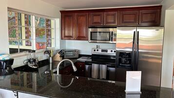 Jääkaappi, mikroaaltouuni, uuni, liesi