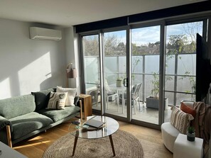Comfort Apartment | Living area | Flat-screen TV - Centrepoint Units Heidelberg (Heidelberg)