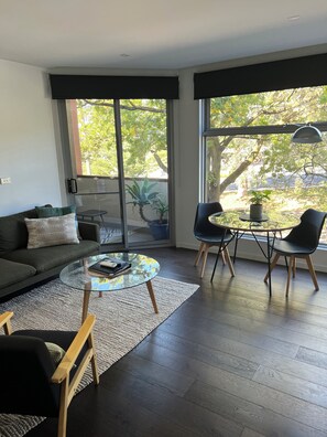 Apartamento luxo, 1 quarto | Área de estar | TV de tela plana