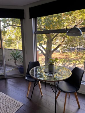 Deluxe Apartment, 1 Bedroom | In-room dining