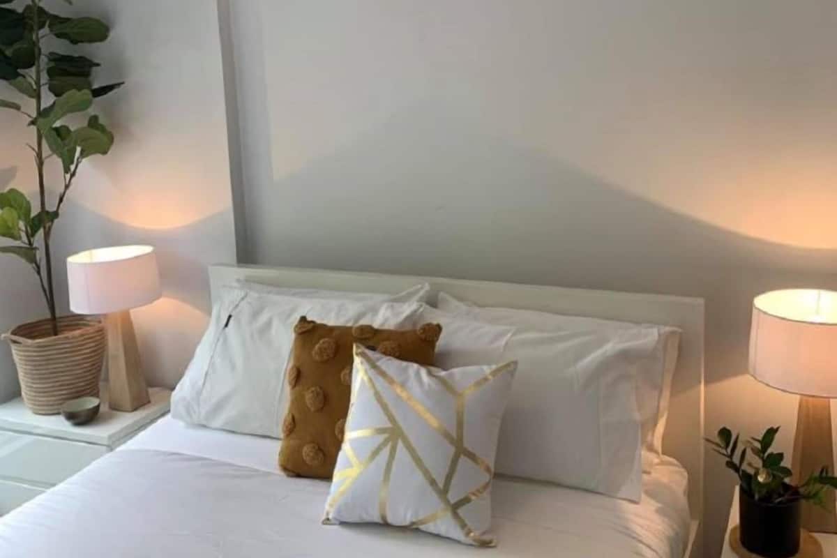 Executive-Apartment, Mehrere Betten | Wohnbereich | Flachbildfernseher