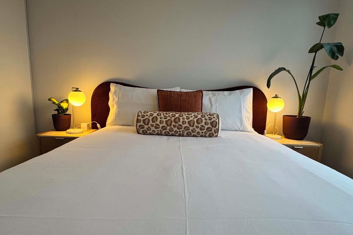 Apartment, 1 Bedroom | Premium bedding, down comforters, laptop workspace, soundproofing