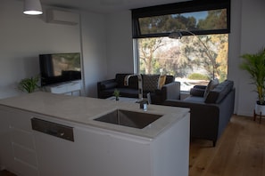 Executive-Apartment, 1 Queen-Bett, Terrasse | Wohnbereich