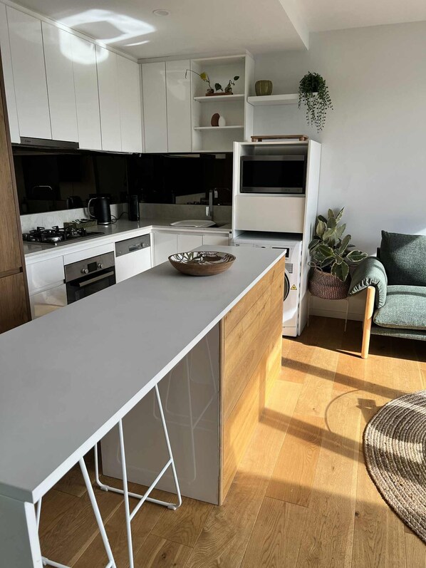 Comfort Apartment | Private kitchen | Fridge, microwave, oven, stovetop - Centrepoint Units Heidelberg (Heidelberg)