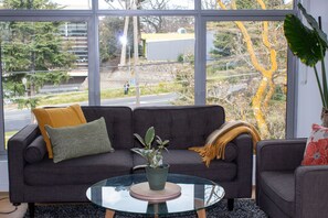 Deluxe Apartment | Living area | Flat-screen TV